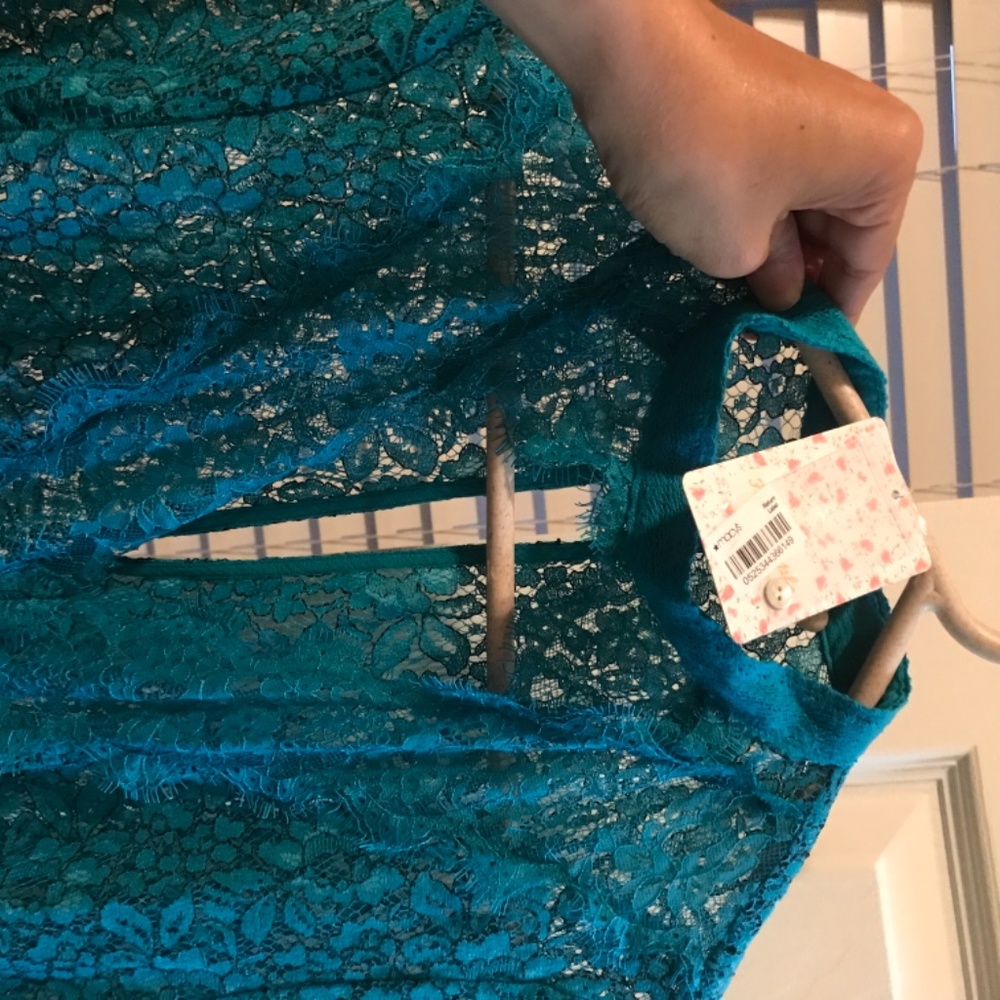 Dresses - Picture 4 of 16